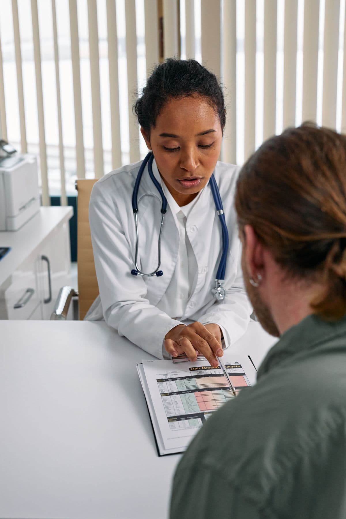 Médica explicando resultados de exame a um paciente