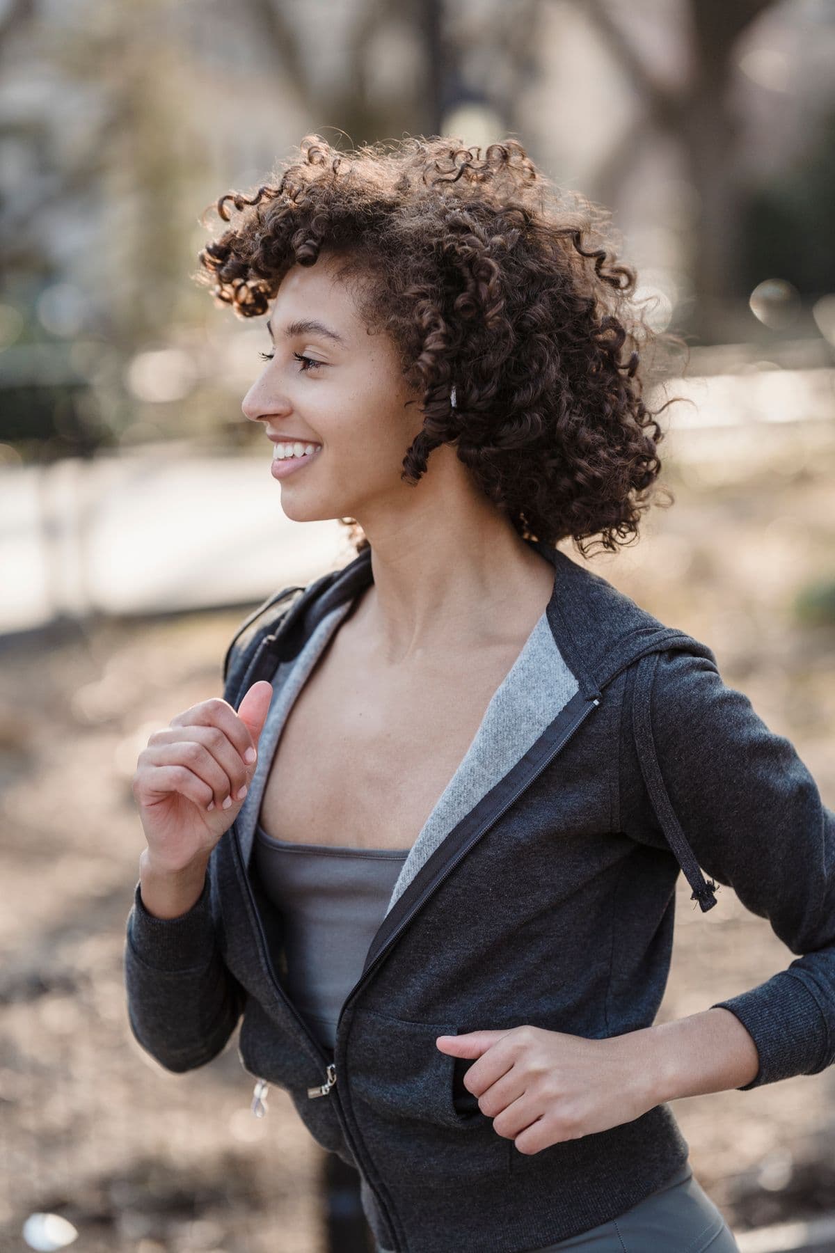 Mulher sorrindo durante uma corrida ao ar livre