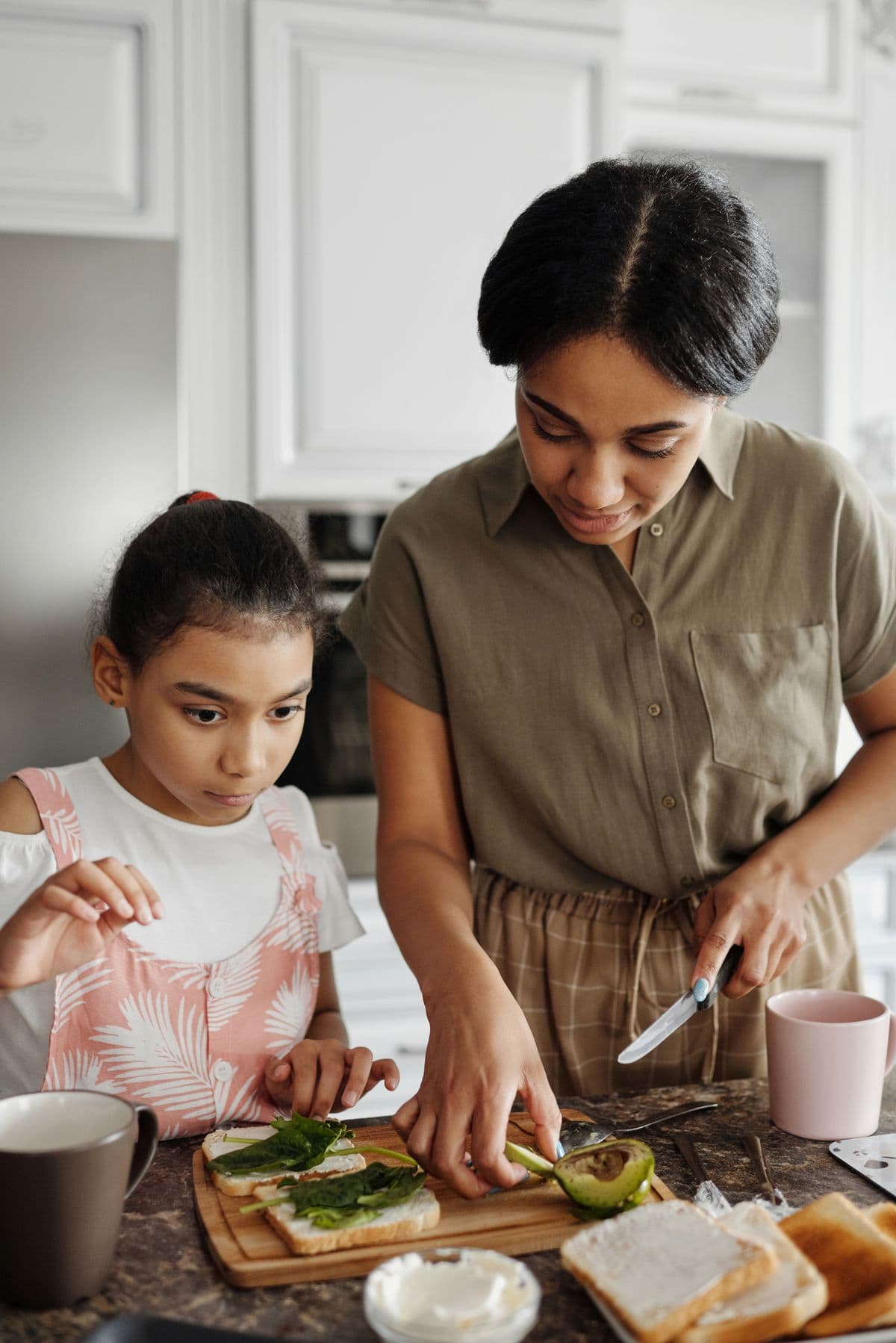 Mãe e filha preparando uma refeição saudável na cozinha