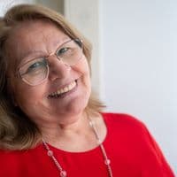 Senhora sorrindo