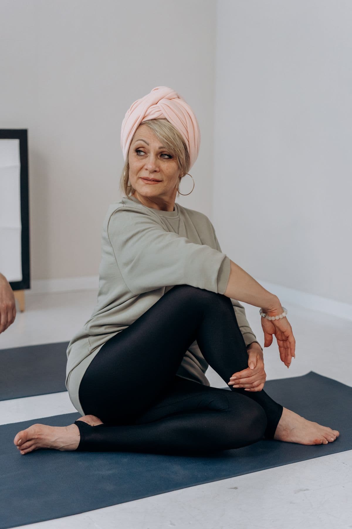Senhora praticando yoga sobre o tapete